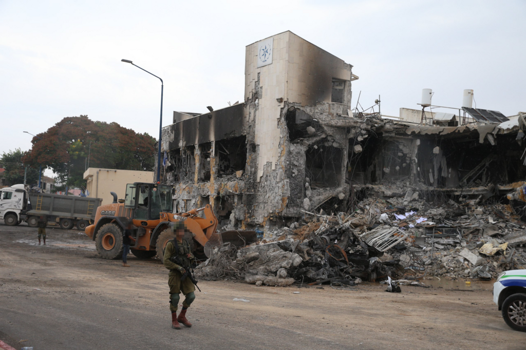 רכב בוער לאחר פגיעת רקטה, שדרות