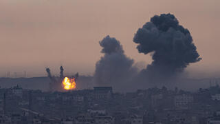 עשן עולה לאחר התקיפה האווירית הישראלית ברצועת עזה 