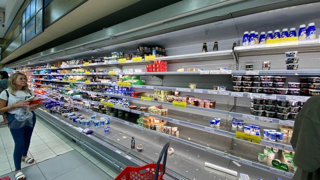 הסתערות על סופרים בחדרה