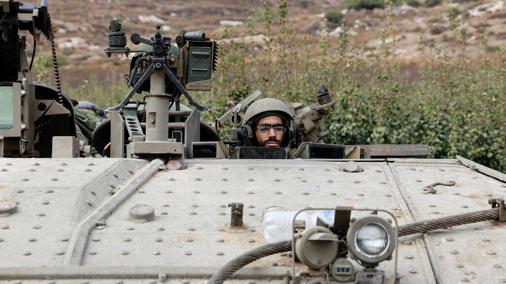 חייל ישראלי משקיף ליד גבול ישראל עם לבנון, צפון הארץ