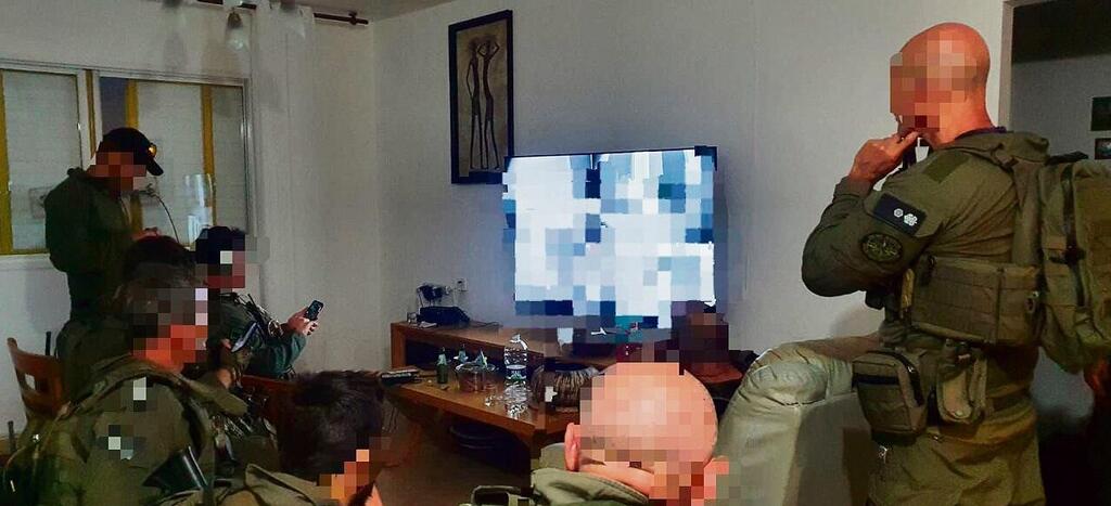 הצוות עוקב אחרי המו”מ המתנהל בבית משפחת אדרי