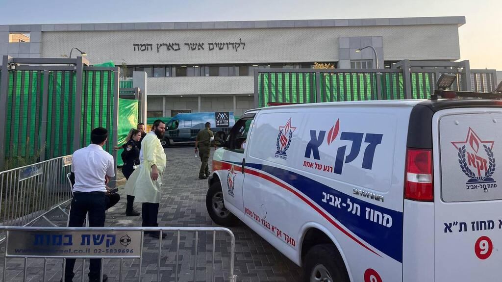 אמבולנסים בבסיס שורה