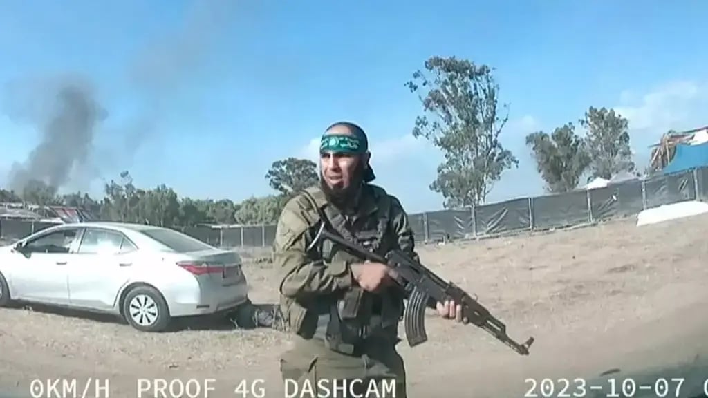 Террорист ХАМАСа возле кибуца Реим 7 октября מחבל במתקפת טרור של חמאס באזור מסיבת טבע ברעים