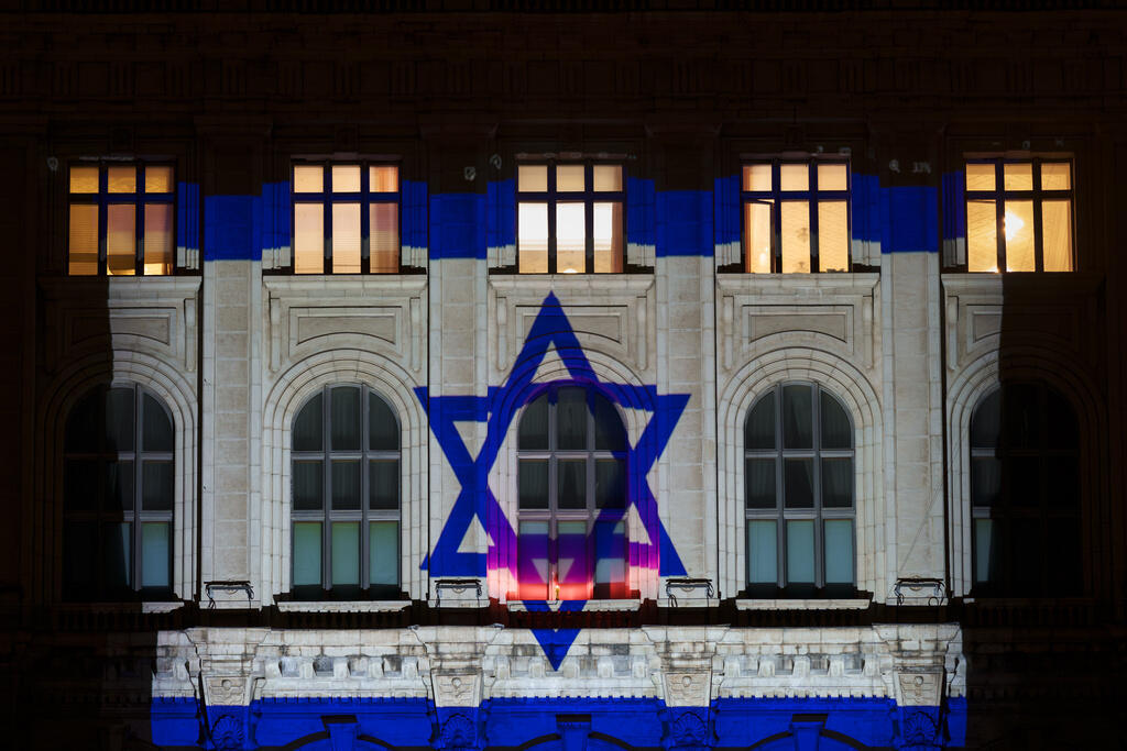 דגל ישראל מוקרן על בניין הפרלמנט ברומניה 