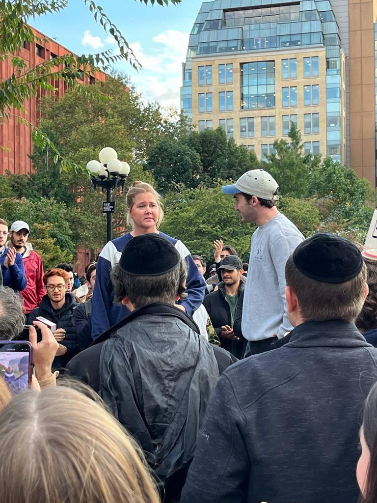 איימי שומר בהפגנת תמיכה בישראל בכיכר וושינגטון