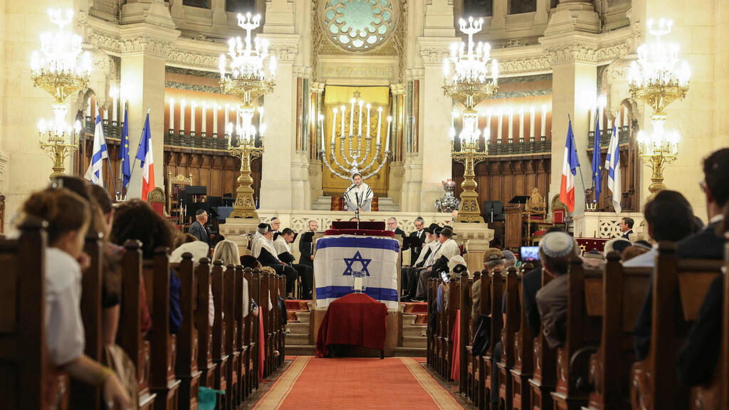 הרב משה סבג בנאום תמיכה בישראל בבית הכנסת הגדול בפריז, צרפת