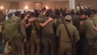 לוחמי גדוד 12 של גולני שרים יחד