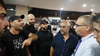 עשרות מחברי לה פמיליה מנסים לפרוץ למחלקה שבה חשבו שהמחבל מאושפז ונבלמו על ידי ביטחון בית החולים והמשטרה