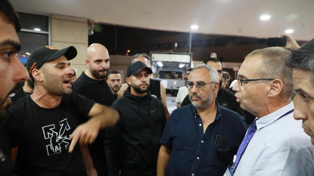 עשרות מחברי לה פמיליה מנסים לפרוץ למחלקה שבה חשבו שהמחבל מאושפז ונבלמו על ידי ביטחון בית החולים והמשטרה