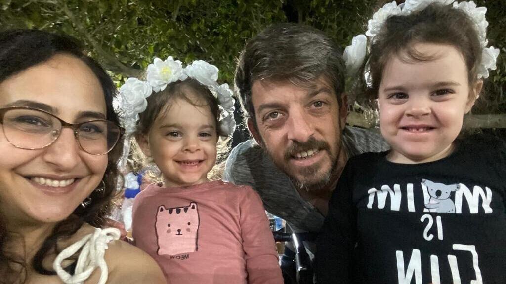 שרון, דוד, אמה ויולי
