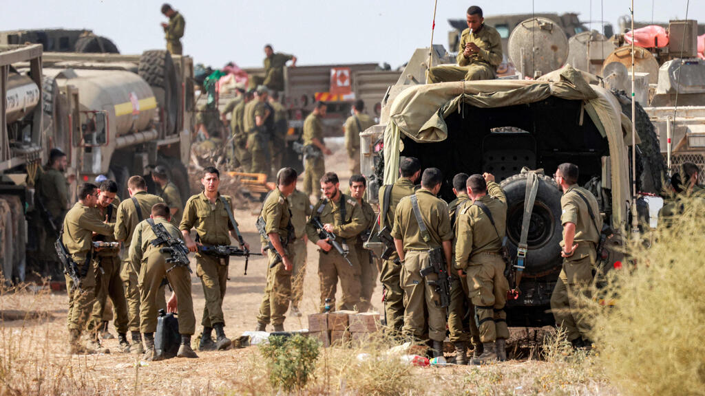 חיילים מתכוננים ללחימה בגבול רצועת עזה