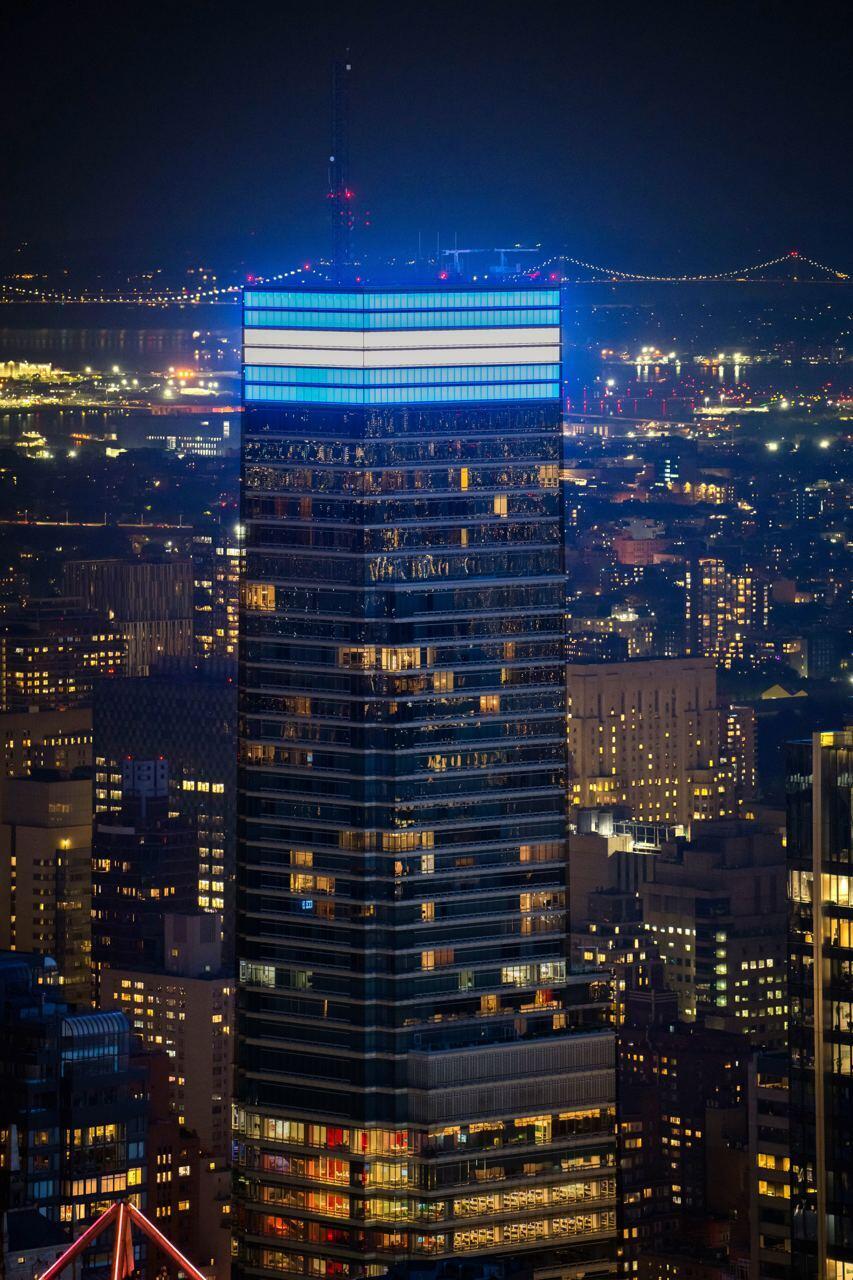 בניין מטה בלומברג בניו יורק הואר בכחול-לבן (צילום: מתוך הטוויטר של מייקל בלומברג) בניין מטה בלומברג בניו יורק הואר בכחול-לבן