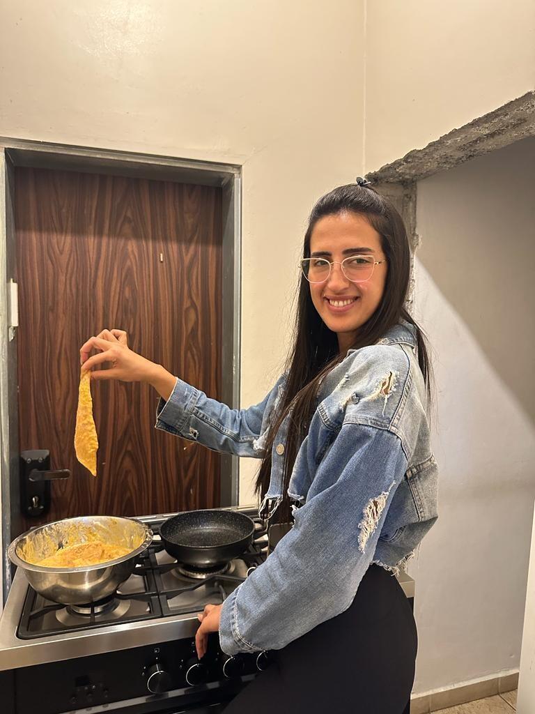 שירז דהן מצפת מטגנת שניצלים למען הלוחמים בצפון