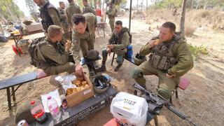 אוכלים בורקס טרי במטבחון המאולתר