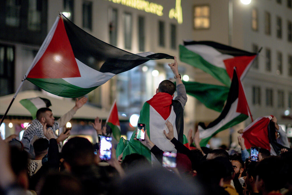 הפגנה פרו פלסטינית ב וינה אוסטריה שהתקיימה למרות איסור המשטרה