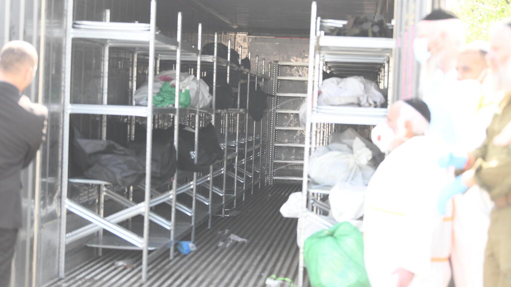 מתחם זיהוי הגופות "שורה" ברמלה לאחר הטבח בדרום