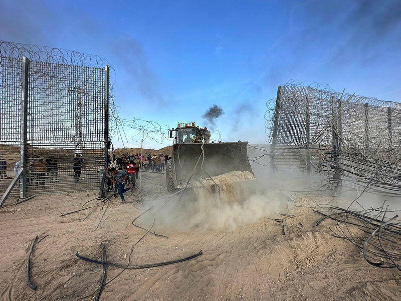 טרקטור פלסטיני פורץ את גדר ההפרדה