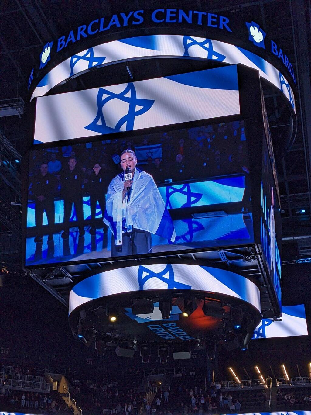 "עם ישראל חי". קירל שרה את ההמנון עטופה בדגל ישראל