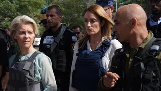 נשיאת נציבות האיחוד האירופי אורסולה פון דר ליין עם רוברטה מיטסולה נשיאת הפרלמנט האירופי סיור ב כפר עזה