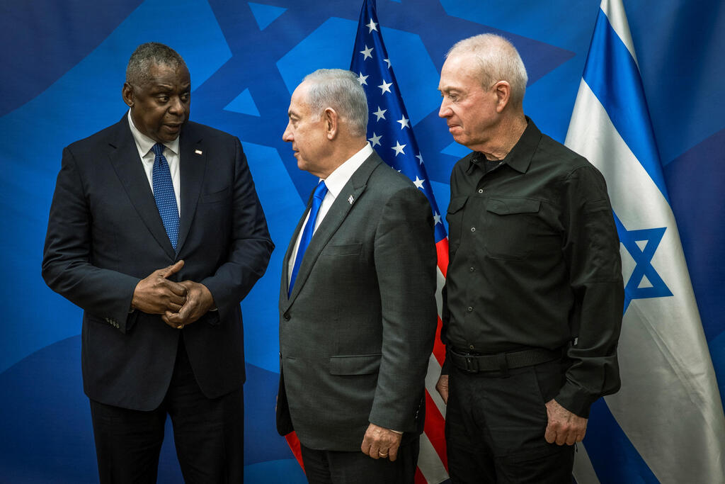 ראש הממשלה בנימין נתניהו ושר הביטחון יואב גלנט עם מזכיר ההגנה האמריקני לויד אוסטין