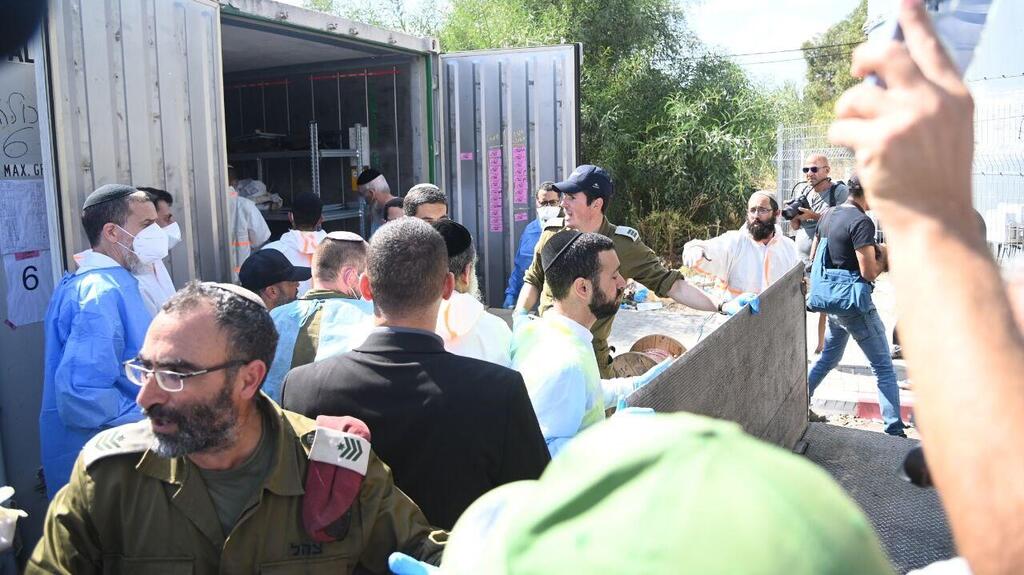 מתחם זיהוי הגופות "שורה" ברמלה לאחר הטבח בדרום