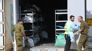 מתחם זיהוי הגופות "שורה" ברמלה לאחר הטבח בדרום