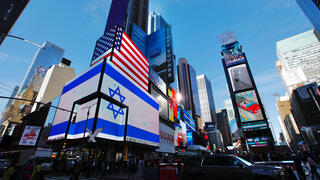 דגלי ישראל וארה"ב בטיימס סקוור, ניו יורק, ארה"ב