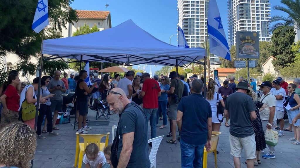 עשרות אנשים הגיעו לאביחי ברודץ  בתל אביב