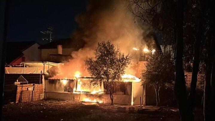 שריפת בית בעקבות נפילת רקטה רקטות ב שדרות מטח מ עזה מלחמה
