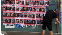 פוסטרים עם תמונות החטופים הישראלים שנמצאים בעזה ברחבי ברצלונה, ספרד