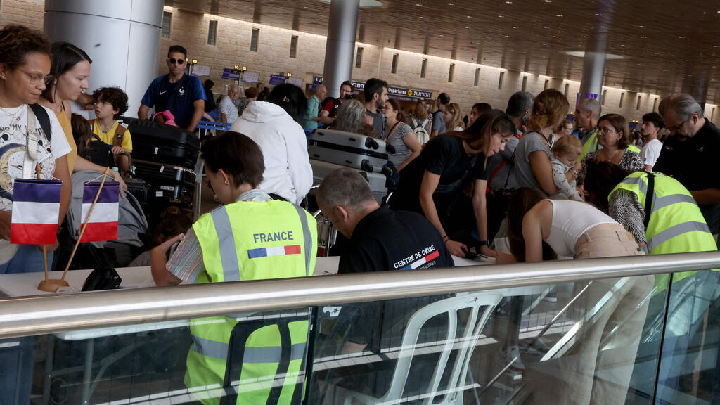 אזרחים צרפתים חוזרים לצרפת מישראל נתב"ג בעיקבות מבצע חרבות ברזל