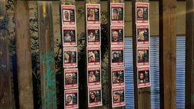 פוסטרים עם תמונות החטופים הישראלים שנמצאים בעזה ברחבי ברצלונה, ספרד