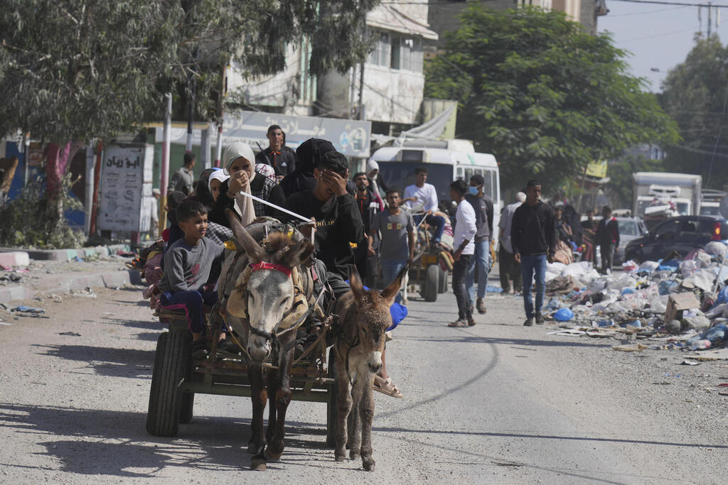 פלסטינים בורחים  בתקיפת צה"ל בעזה 