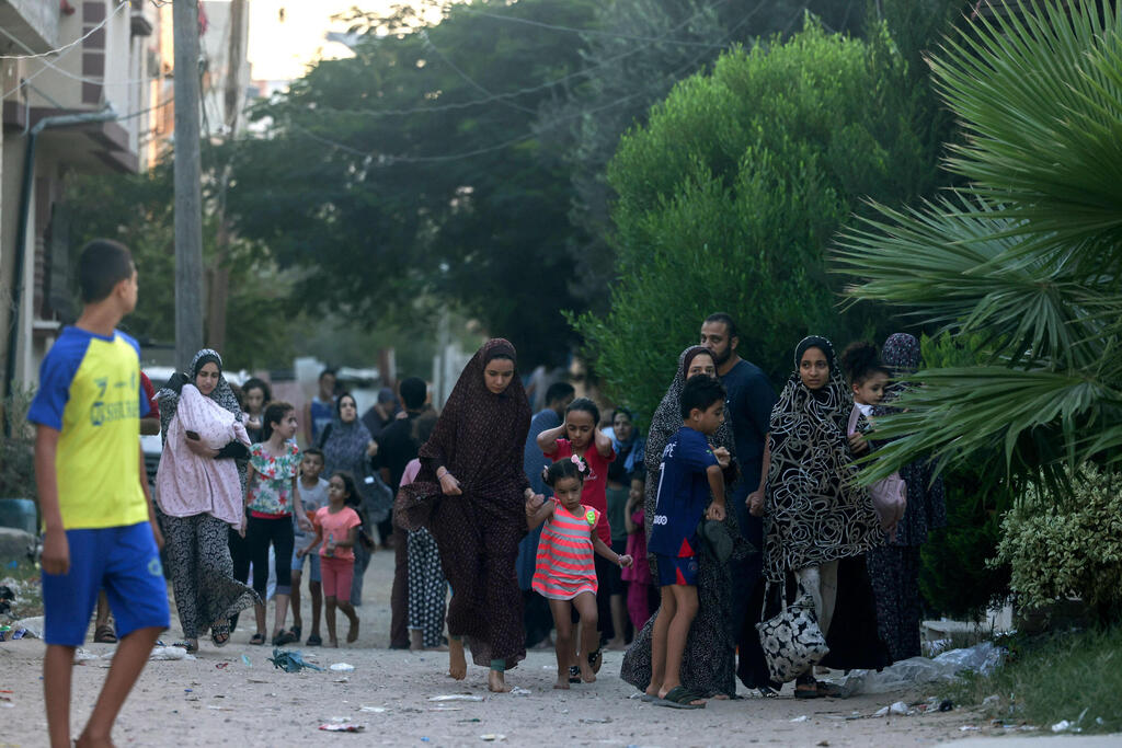 Palestinians flee their homes in Rafah amid Israeli strikes 