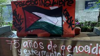 Antisemitic graffiti outside of the Israeli Embassy in Mexico 