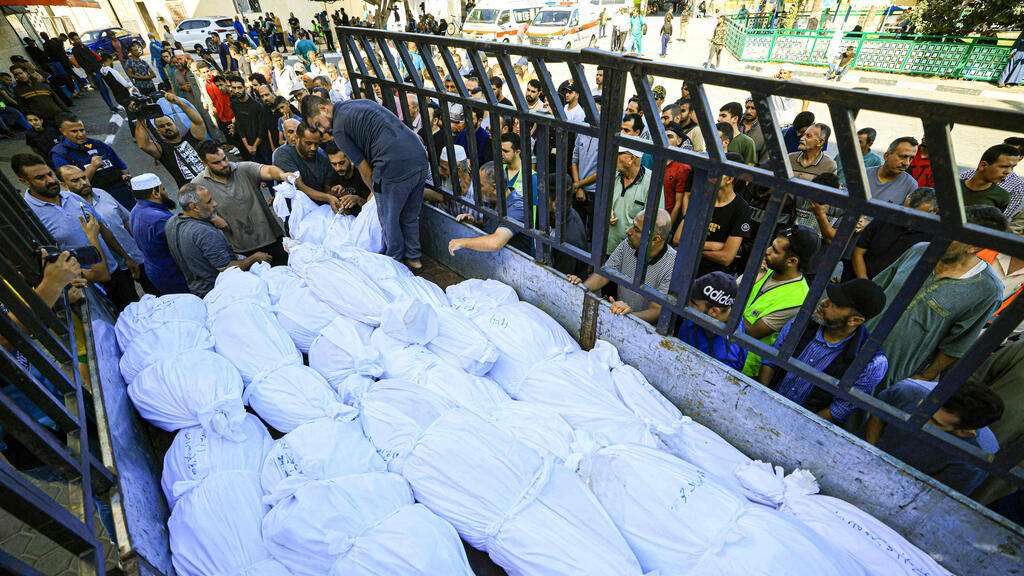 מפנים גופות להלוויה ב דיר אל-בלח שבמרכז רצועת עזה