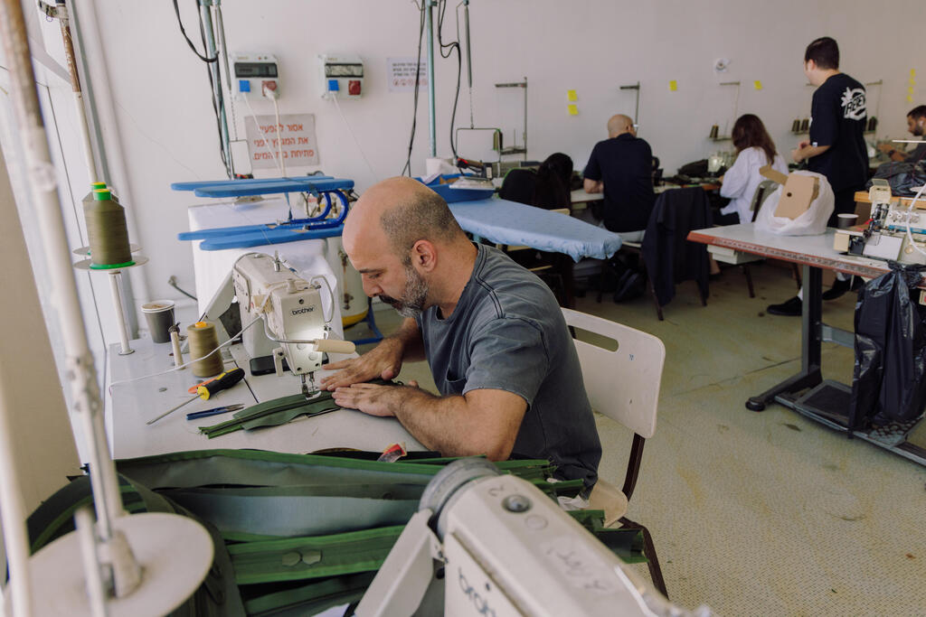 במתפרת שנקר - תופרים פריטים ללוחמים בחזית