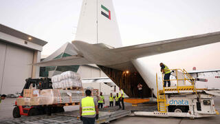 סחורה עבור הפלסטינים מועלית על מטוס בדובאי