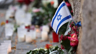 מינכן גרמניה פרחים ודגל ישראל מחוץ ל בית כנסת 