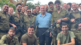 Col. Richard Kemp with soldiers on the southern border