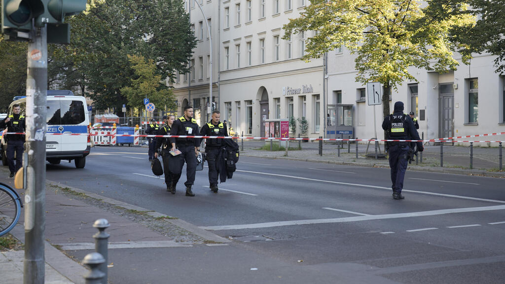 משטרה ליד בניין בית הכנסת בברלין