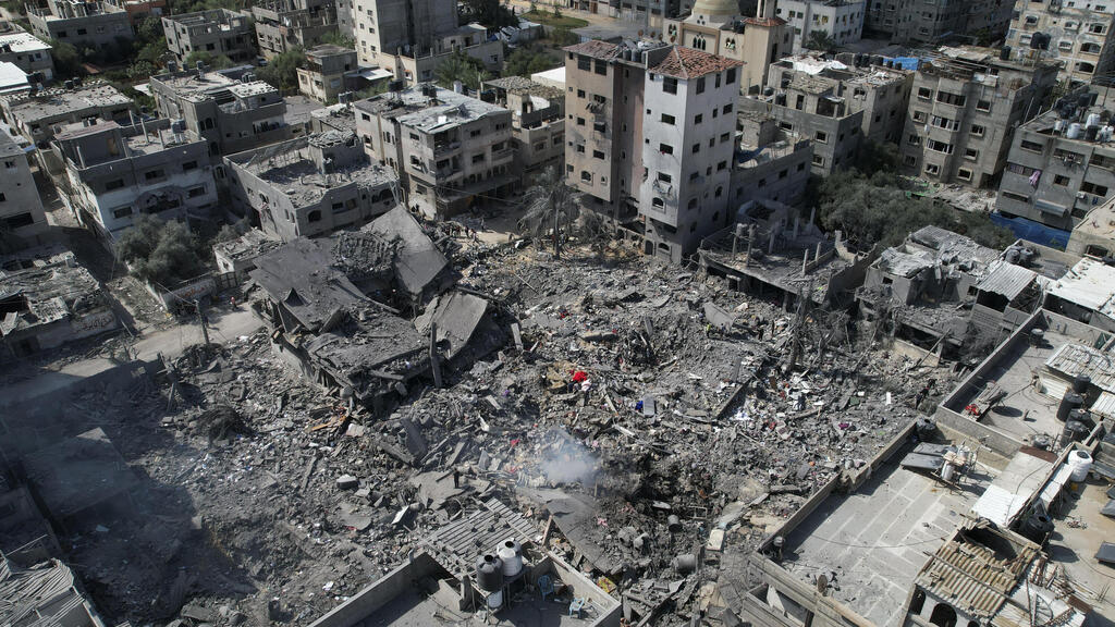 Destruction in Gaza after an Israeli strike (Photo: Hatem Moussa / AP) עזה