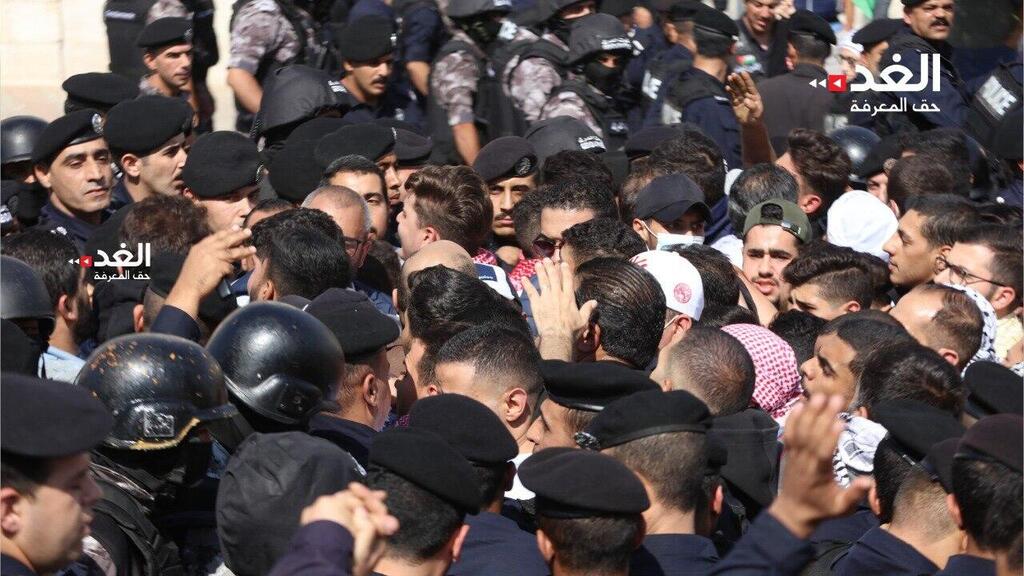 חסימת מפגינים מלהגיע לשגרירות ישראל בעמאן