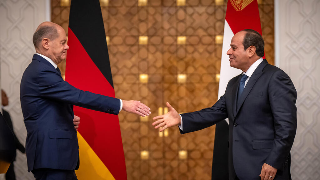 נשיא מצרים עבד אל פתח א סיסי עם קנצלר גרמניה אולף שולץ בקהיר