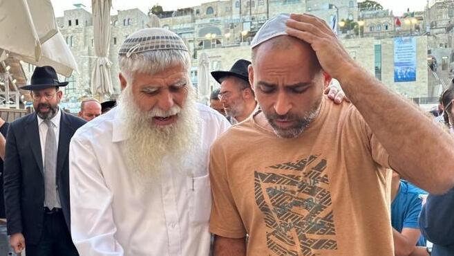   Avichai Brodtz, whose wife and children were abducted to Gaza, joined the prayer ceremony at the Western Wall Plaza