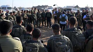 בנימין נתניהו עם לוחמי גולני סמוך לעזה