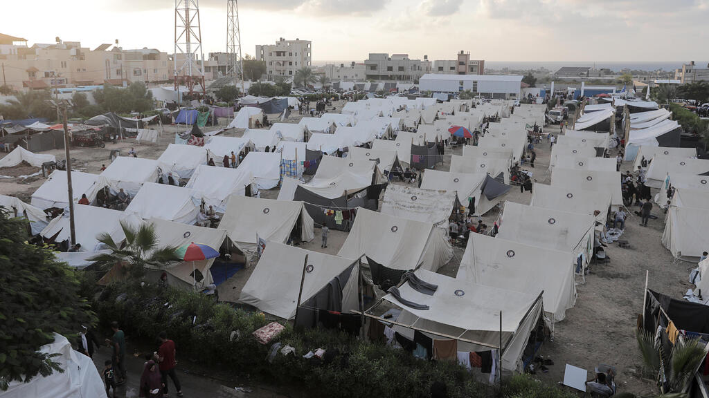 Палаточный город в Хан-Юнесе (Фото: EPA/HAITHAM IMAD) מחנה אוהלים בחאן יונס