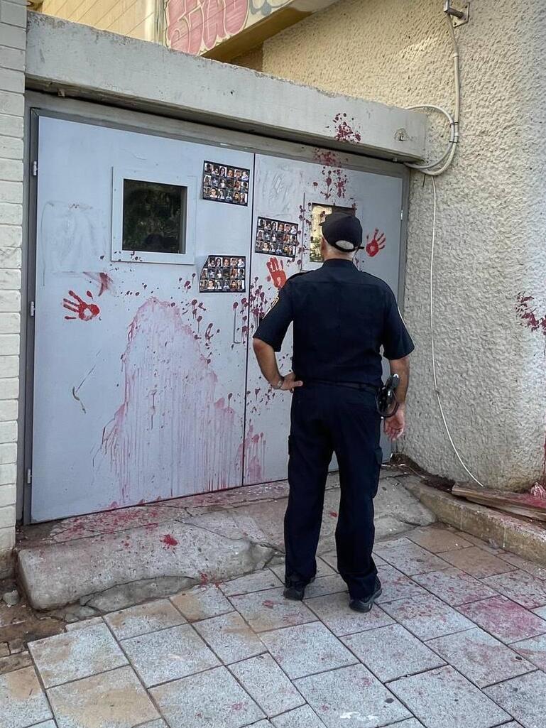 בית ז'בוטינסקי נצבע באדום
