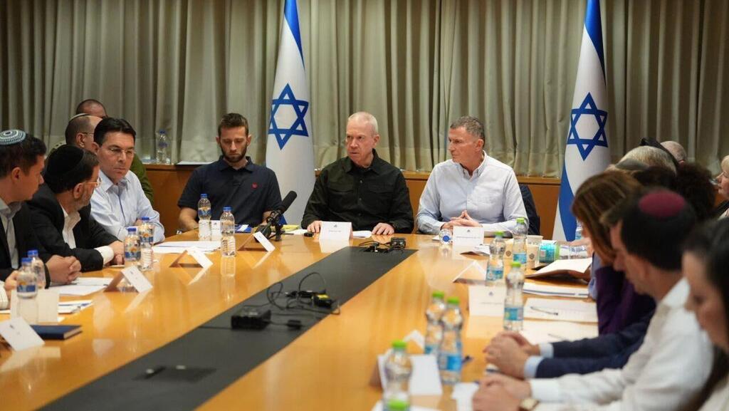 שר הביטחון יואב גלנט בועדת חוץ וביטחון בססיס הקריה בתל אביב