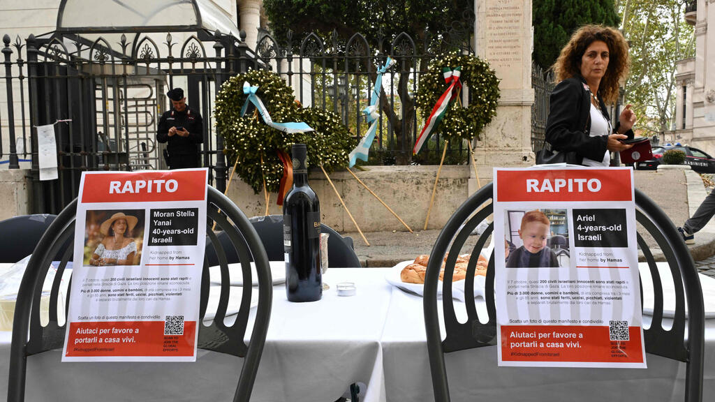 שולחן ובו 203 כיסאות ריקים ברומא איטליה